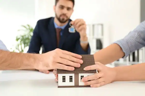 Couple arguing over property in divorce mediation Enfield